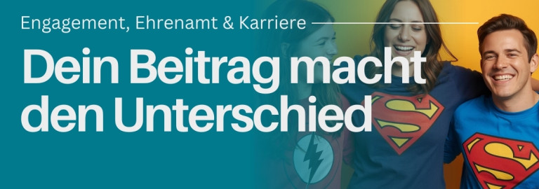 Zwei Frauen und ein Mann, die in einer Reihe stehen und die Arme umeinander gelegt haben. Sie tragen alle blaue Shirts mit Superman-Logo darauf.