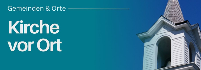 Kirchturm vor blauem Himmel