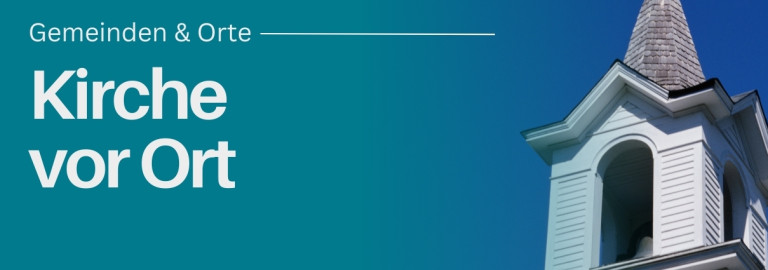 Kirchturm vor blauem Himmel