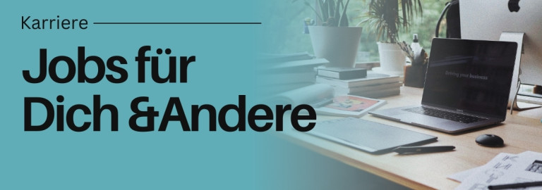 Schreibtisch mit Laptop darauf.