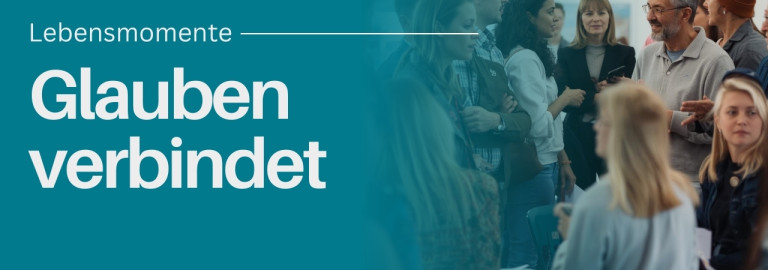 Personen, die miteinander im Gespräch sind und in einem kleinen Kreis stehen.