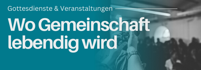 Veranstaltung mit Menschen im Hintergrund und im Vordergrund eine Hand mit Handy, das ein Foto macht.