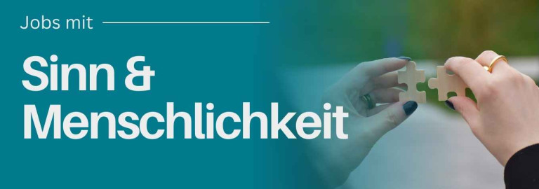 Man sieht zwei Hände, die zwei Puzzleteile in der Hand halten und diese aneinander halten.