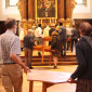 Sie trugen 7 Tischteile des Regensburger Tisches der Religionen mit sich und versammelten sich im Altarraum