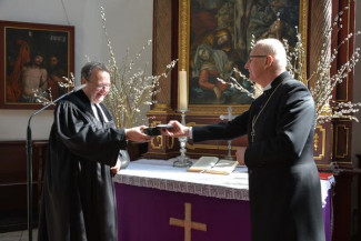 Amtseinführung Breu Übergabe Dekanskreuz durch Regionalbischof Stiegler