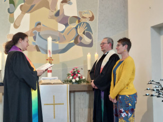 v.l. Dekanin Karolin Gerleigner verabschiedet PFarrer Uwe Biedermann und seine Frau Colien und segnet sie in der Pauluskirche in Schierling.