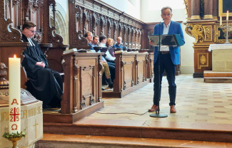 Professor Dr. Evers hält die Kanzelrede im Altarbereich der Dreieinigkeitskirche