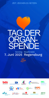 Plakat zum Tag der Organspende, Oranges Herz auf blauem Untergrund. Darunter Schrift: Tag der Organspende in Großbuchstaben und am Ende Logos der beteiligten Organisationen.