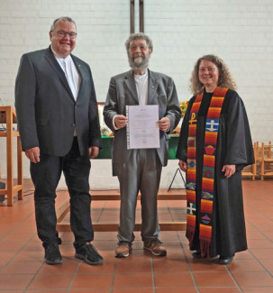 v.l. Dekan Jörg Breu, Professor Winfried Scharf und Pfarrerin Ingrid Erichsen