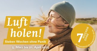 Frau schaut in die Ferne mit Mütze und wehenden Haaren auf einem Strand. Bildausschnitt Kopf und Schultern. Darauf der Claim von 7 Wochen ohne.