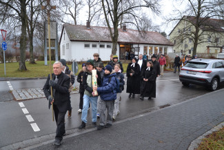 Zug zur Katholischen Kirche  Mariä Verkündigung in Tegernheim