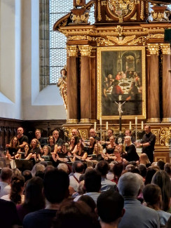 Der Chor Deliverance im Altarraum der Dreieinigkeitskirche