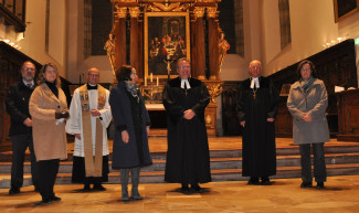 v.l. Dr. Wolfgang Drewes (Landessynode, Dorothee Eilles (Landessynode), Roman Gerl (Stadtdekan), Gertrud Maltz-Schwarzfischer (Oberbürgermeisterin), Dekan Jörg Breu, Regionalbischof Klaus Stiegler, Sabine Rückle-Rösner (Diakonie Regensburg)