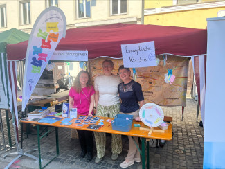 Der Stand beim Ehrenamtsfest der Stadt Regensburg mit Beachflag, Glückrad und weiterem.