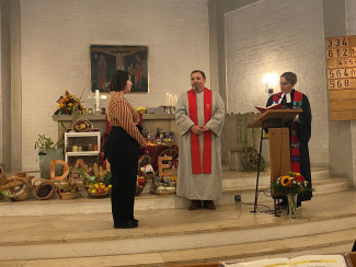 v.l. Annika Tischendorf,  Diakon Helmut Klett und Pfarrerin Sibylle Thürmel vor dem geschmückten Altar