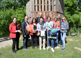 Verschiedene bunt gekleidete Menschen posieren vor einem Klettergerüst. Mit dabei Oberbürgermeisterin von Regensburg Gertrud Maltz-Schwarzfischer, Dr. Astrid Freudenstein 2. Bürgermeisterin und Geschäftsführerin der ejsa Regensburg Sabine Wunderlich