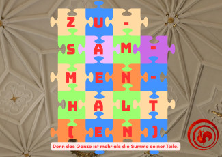 Puzzleteile mit Buchstaben in der veschiedenen Farben auf dem Hintergrund der Decke der Dreieinigkeitskirche