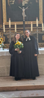 Vikarin Eva Dorer und Pfarrerin Marjaana Marttunen-Wagner vor dem Altar der Dreieinigkeitskirche