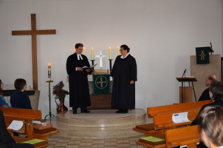 ständig stellv. Dekan Frank Schäfer und Religionspädagogin Lydia Petersen am Altar