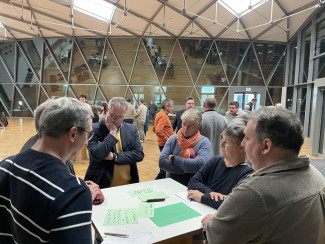 Gruppenarbeit an Stehtischen bei der Gemeinsamen Dekanatsausschuss-Sitzung