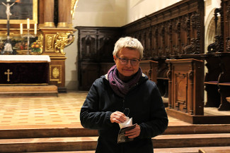 Prof. Dr. Johanna Rahner im Altarraum der Dreieinigkeitskirche