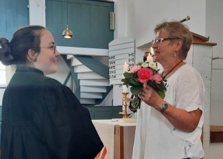 Stv. Vertrauensfrau Erika Liebwein überreicht Blumen an Esther Jumel-Rein