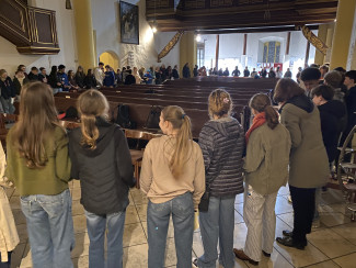 Konfirmanenden stehen in der Neupfarrkirche