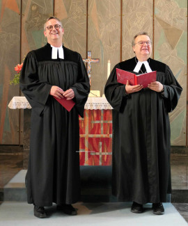 Pfarrer Hannes Wagner und Dekan Breu vor dem Altar von St. Matthäus