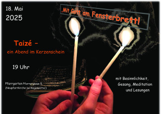 Zwei Hänge halten zwei dünne Kerzen vor dunklem Hintergrund.